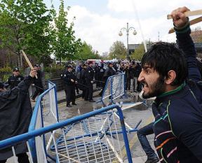 AB'de  polise mukavemetin cezası ne kadar?