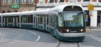 İngiltere'de ilk elektrikli tramvay hizmete girdi.