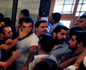 Fatih Camii’nde bıçaklı saldırgan dehşeti