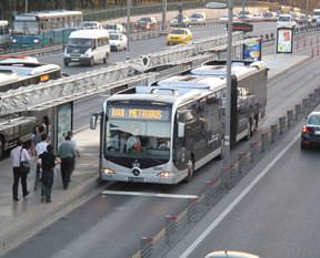 Metrobüste biber gazı