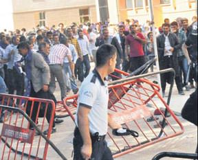 İş izdihamına coplu müdahale