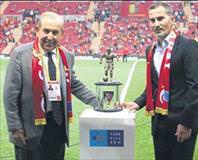 Ergün Penbe’ye plaket!