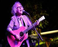 Babasını icraya verdi