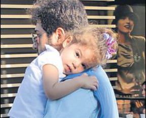 Baba kucağında uyuyakaldı