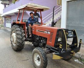 Traktör uçar gider