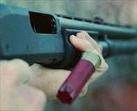 Engelli eşini pompalıyla vurdu