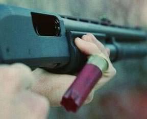 Engelli eşini pompalıyla vurdu