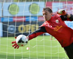 Muslera'ya sağlam yedek aranıyor