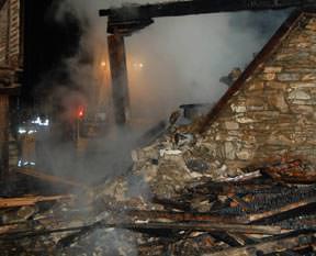 Anne-baba için alevlere daldı