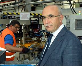 Savaş uçağını robot yükleyecek