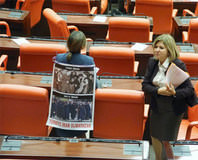 Başörtüsüne karşı duran vekil