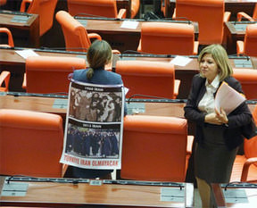 Başörtüsüne karşı duran vekil