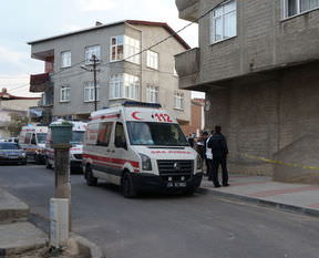 Eşini ve iki kızını öldürüp kaçtı