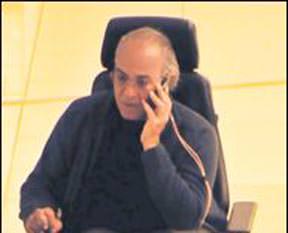 Telefonunu düşürmedi