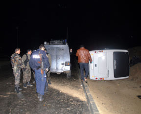 Polis midibüsü devrildi: 8 yaralı