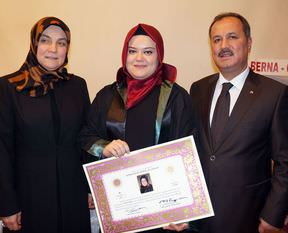 Başörtüsü ile yemin edip avukat oldu