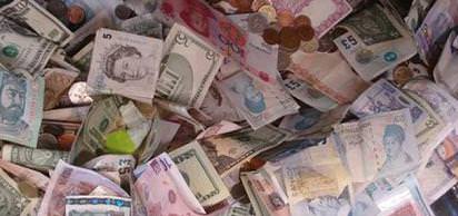 Muammer Kaddafi Libya'daki bütün yabancı bankaları kamulaştırdı.