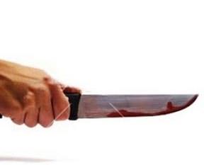 Korkudan kendisini bıçaklattı