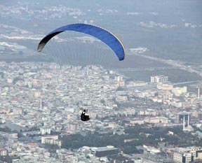 Paraşütle 343 km uçtu