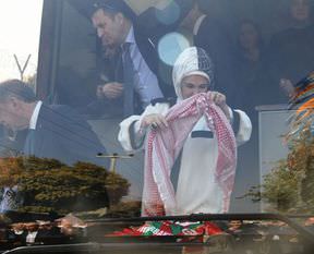 Başbakan Erdoğan ve eşine poşu taktılar