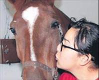 Bu kızlar atlara fısıldıyor