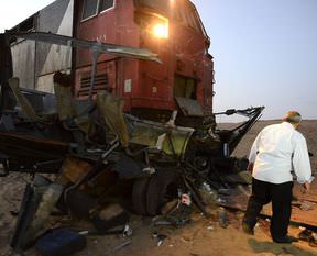 Konvoya tren daldı 24 kişi öldü!