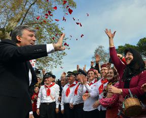 Gül: Ülkemizdeki meseleleri özgüvenle çözmeliyiz