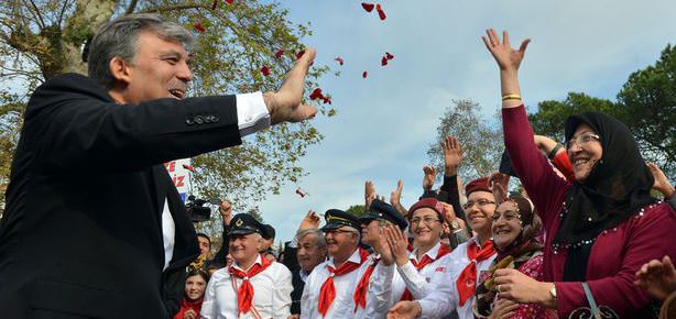 Gül: Ülkemizdeki meseleleri özgüvenle çözmeliyiz