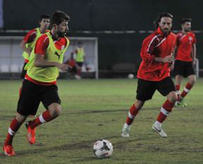 Ünlü futbolcu hastaneye kaldırıldı