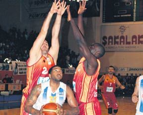 Aslan Torku önünde sert kükredi