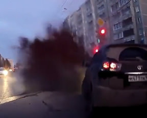 Yer yarıldı içine girdi!