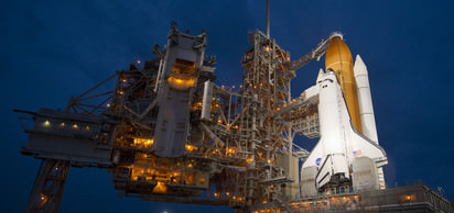 Uzay mekiği Endeavor uluslararası uzay istasyonuna kenetlenerek bir Amerikalı ve iki Rus astronotu bıraktı.
