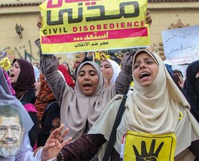 Kız öğrenciler dekanı rehin aldı