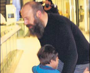 Kendini baba kucağına attı!