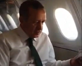 Başbakan uçakta türkü söyledi