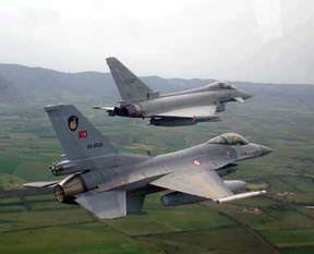 Türk F-16'larına havada taciz!