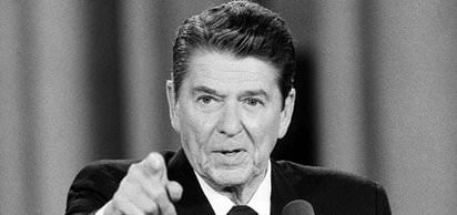ABD başkanı Ronald Reagan CIA'nın ülkedeki casusluk faaliyetlerine izin vererek örgütün yetkilerini genişletti.