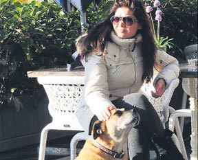 Ex eşinin köpeğini sevdi