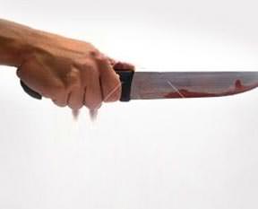 Evinde bıçaklandı