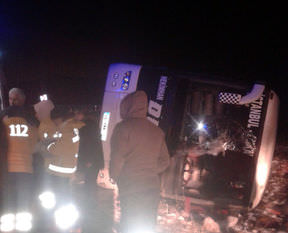 Otobüs devrildi: 1 ölü, 45 yaralı