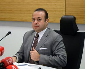 Asla kapıda beklemeyiz