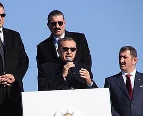 Başbakan'dan sert mesaj