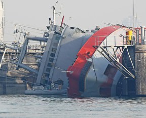İzmir'de römorkör yan yattı