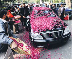 Yollarına gül döktüler