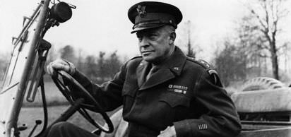 ABD başkanı Franklin D. Roosevelt, General Dwight D. Eisenhower'i müttefik kuvvetler komutanlığına atadı.