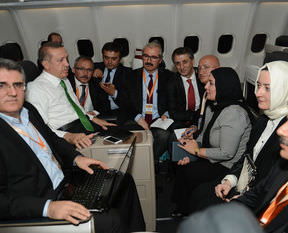 Avuçlarını yalarlar