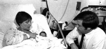 ABD'li ilk tüp-bebek Elizabeth Jordan Carr, Norfolk-Virjinya'da dünyaya geldi.