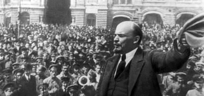 Vladimir İlyiç Lenin Sovyet Sosyalist Cumhuriyetleri Birliği'nin kurulduğunu açıkladı.