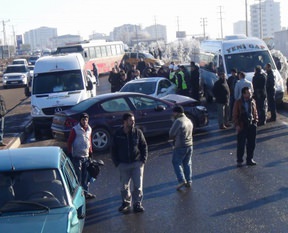 Feci kaza! 50 araç birbirine girdi