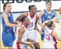 Dişi Aslanlar sert kayaya çarpttı